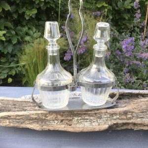 Oliestel van glas in metalen houder
