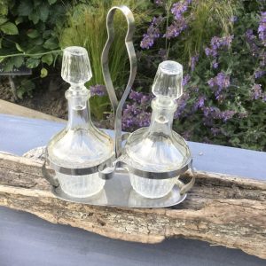 Oliestel van glas in metalen houder