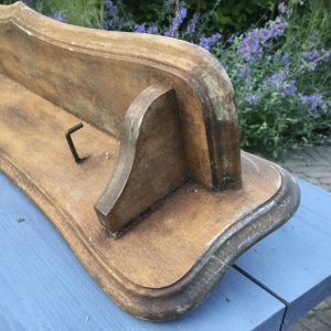 Details van brocante houten Franse kapstok