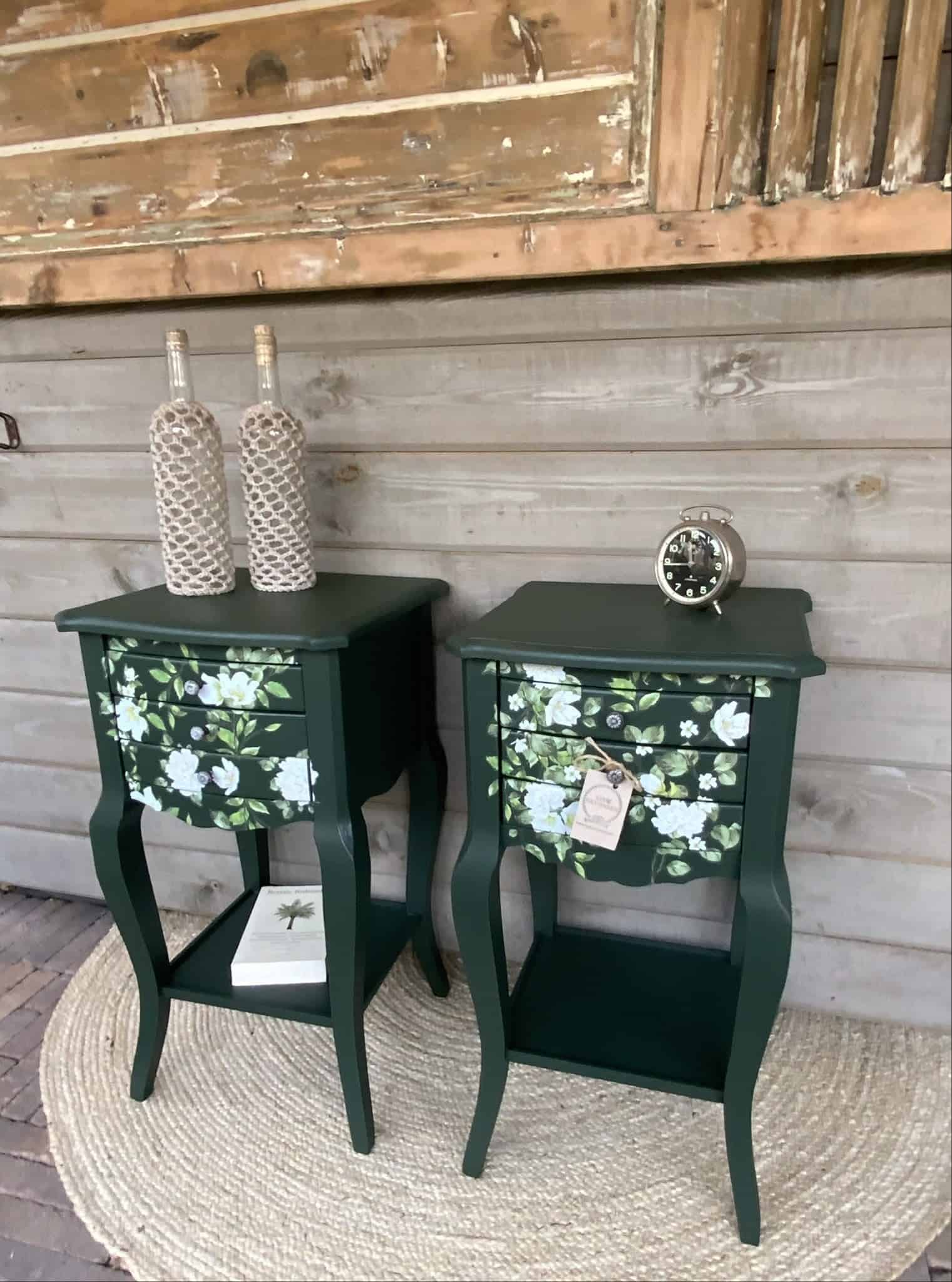 Set nachtkastjes in de kleur Manor Green van fusionpaint. Leuk Gevonden