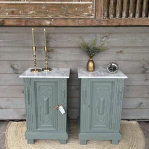 Sfeervolle set nachtkastjes met marmerenblad