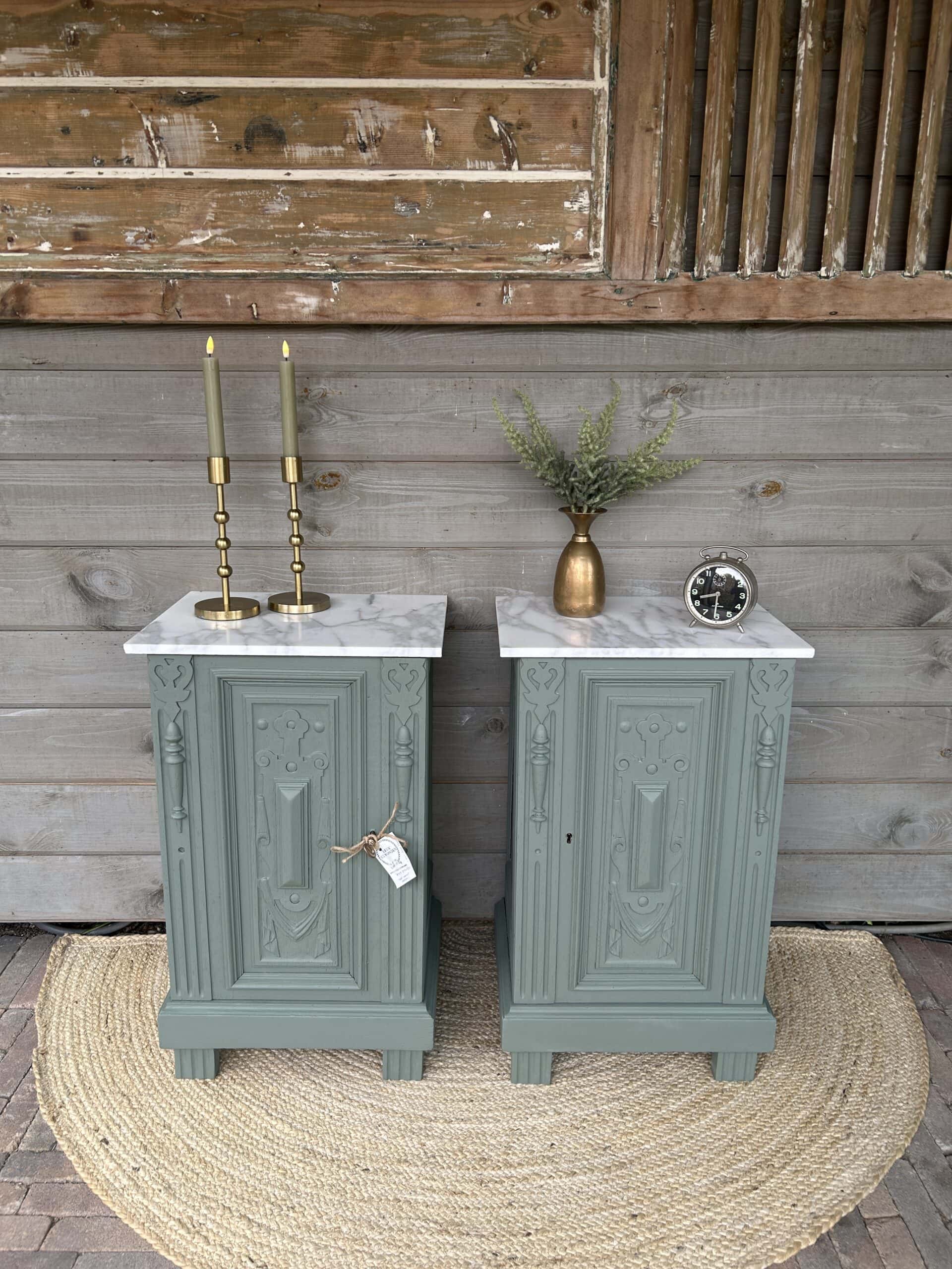 Sfeervolle set nachtkastjes met marmerenblad