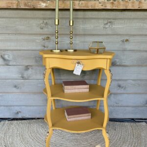 Vintage kastje in de kleur Mustard